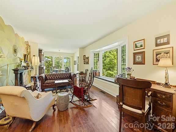 2nd image of 5 Sunny Ridge Dr