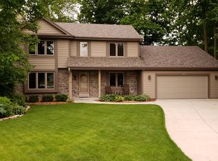 3999 S Woodhill Ln, New Berlin, WI 53151