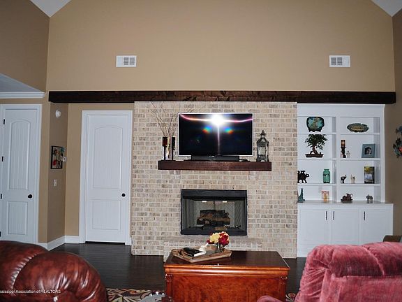 2nd image of 2275 Beauvoir Dr