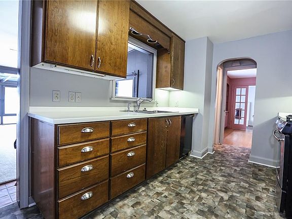 4th image of 45 Parker Dr