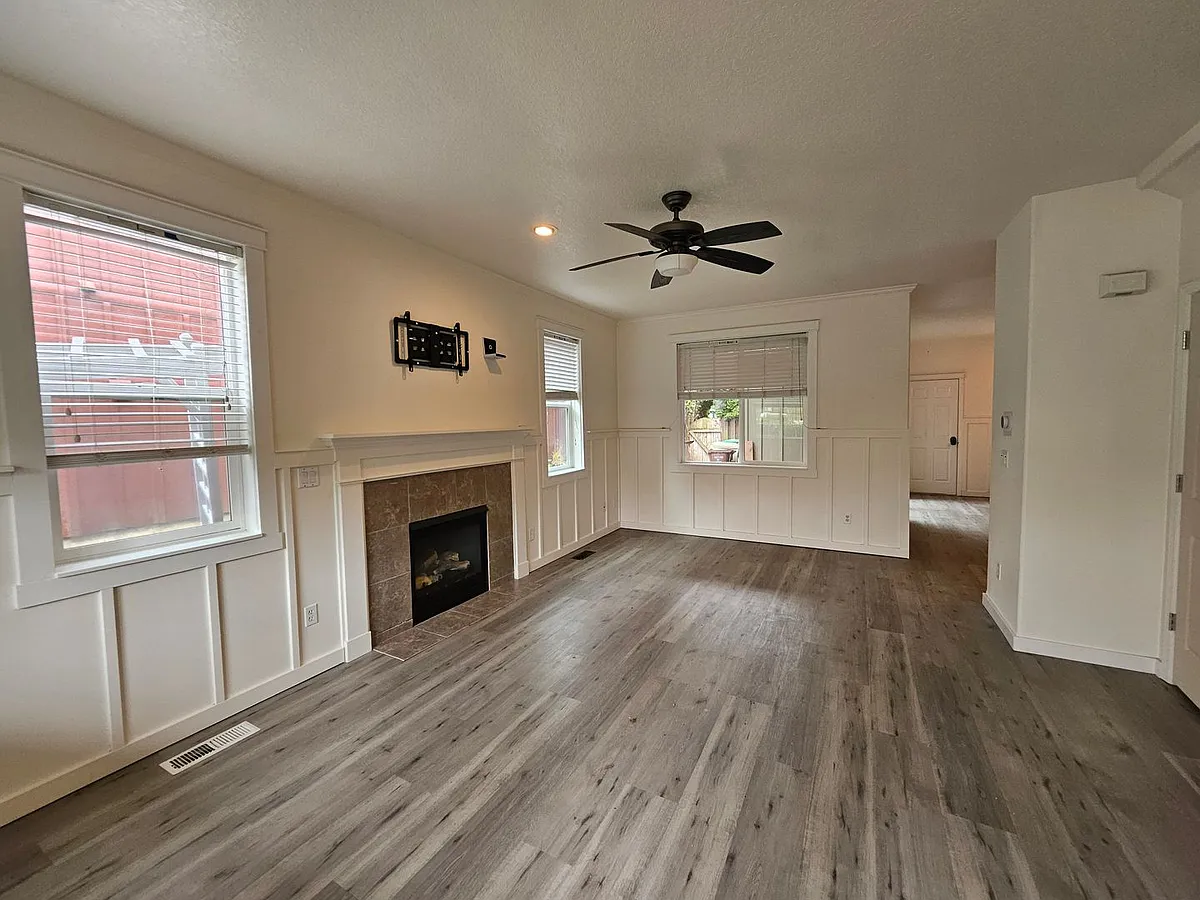 Building Photo - 4616 SE Lone Oak St