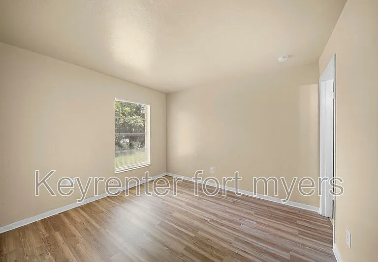 5447 10th Ave — Photo 11