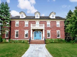 6 Westmoreland Place, Douglaston, NY 11363