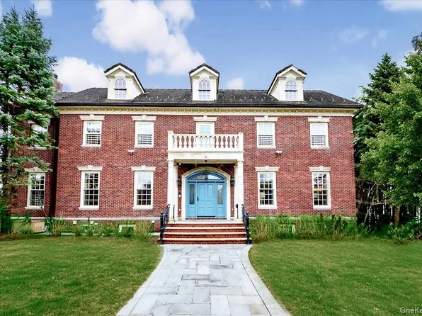 6 Westmoreland Place, Douglaston, NY 11363