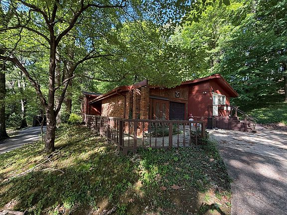 3rd image of 121 E Cruce Ln