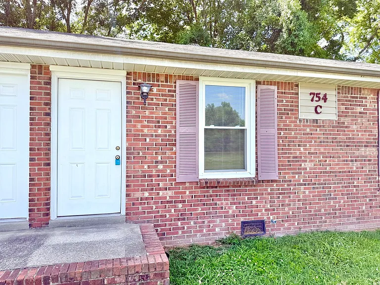 Bancroft Circle Apartments — Photo 25