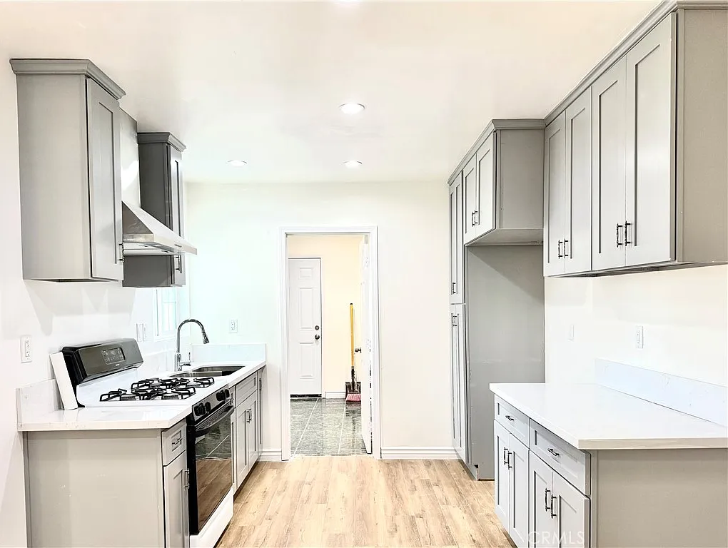 3 bed, 855 sqft, $2,700 — Photo 3