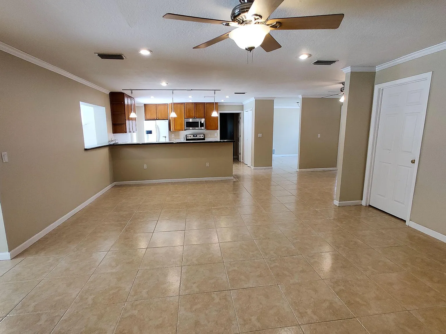 4 bed, 2.5 bath, 2100 sqft, $3,100 — Photo 4