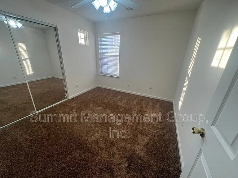 2810 Lakeside Cir — Photo 13