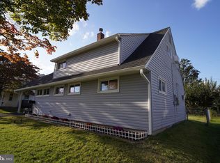 27 Inbrook Rd, Levittown, PA 19057