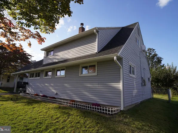 27 Inbrook Rd, Levittown, PA 19057