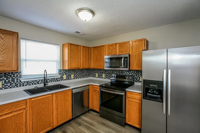 3 bed, 2.0 bath, 1249 sqft, $1,645 — Photo 4