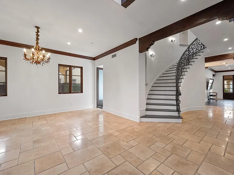 305 N Palm Dr — Photo 45