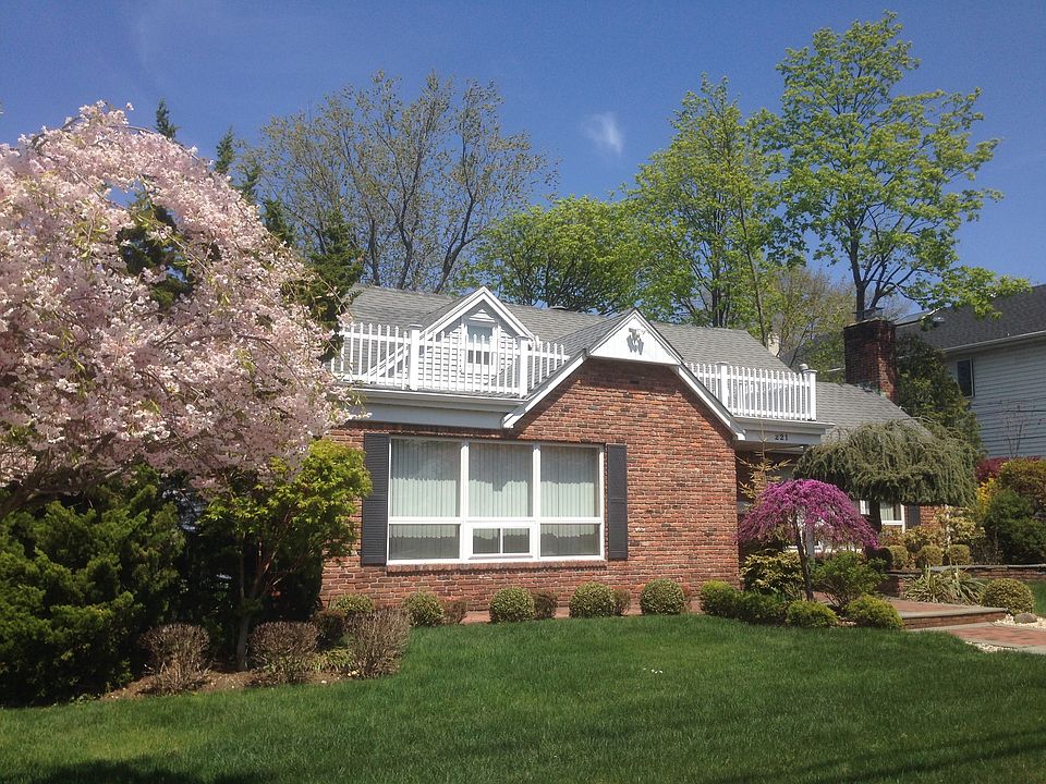 2nd image of 221 Walton St