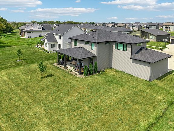 2nd image of 70 NW Alderleaf Dr