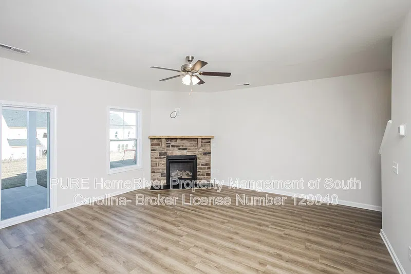 5 bed, 3.0 bath, 2254 sqft, $2,375 — Photo 2