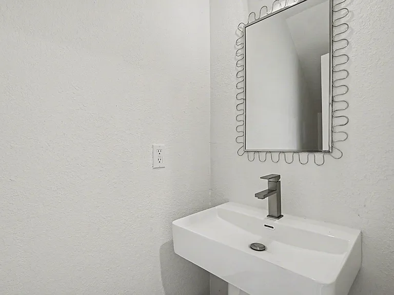 2103 Mistletoe Ave — Photo 5