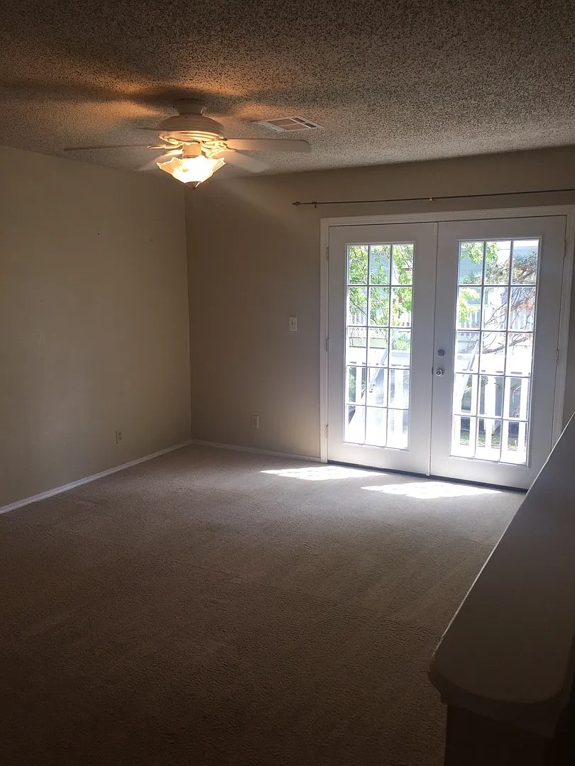 Darling 1 Bed, 1.5 Bath Townhouse with small Fenced Yard! — Photo 2