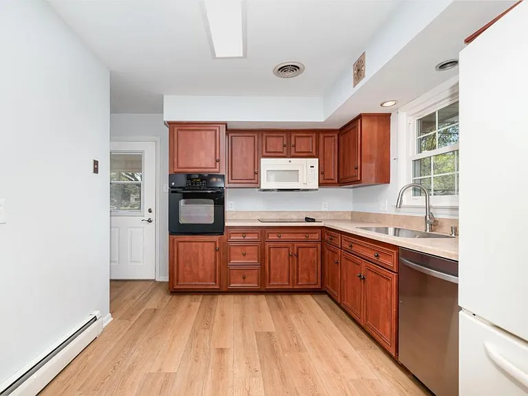 14 Central Blvd — Photo 9