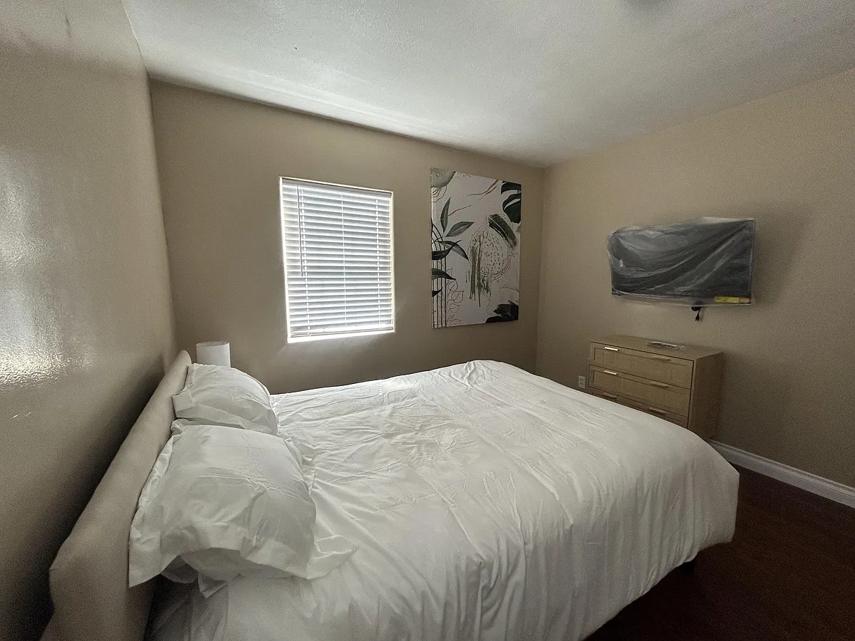 Room 1 - Bed, TV - San Gabriel Ave