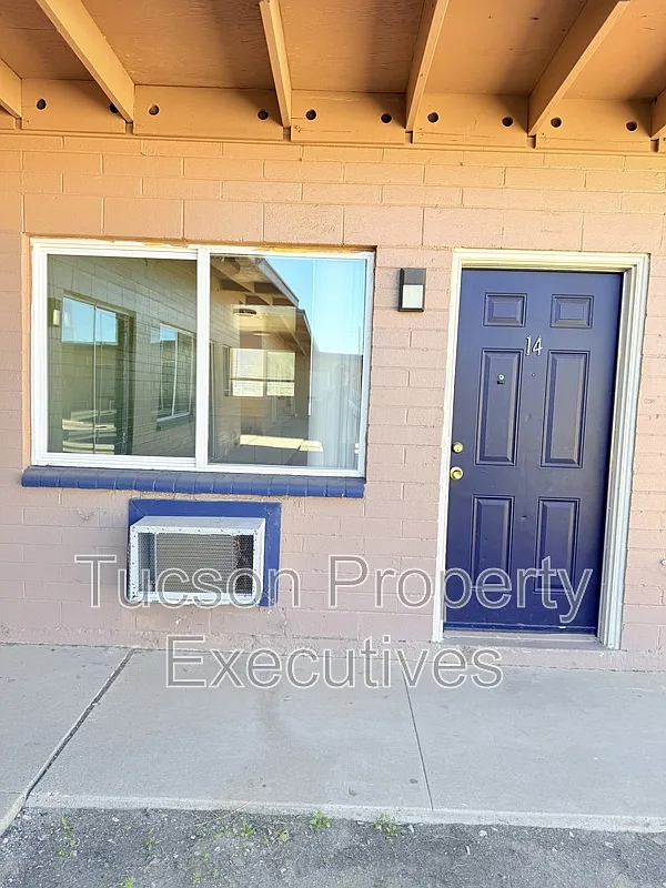Studio, 1.0 bath, 350 sqft, $700 — Photo 2
