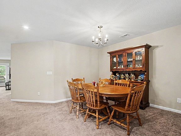 4th image of 736 Yorkshire Dr