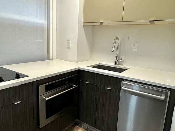 4th image of 321 E 43rd St #390
