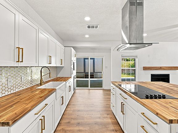 3rd image of 374 CYPRESSWAY DR