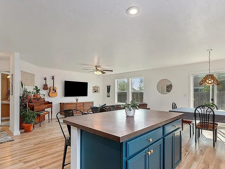 765 SW Portal — Photo 16