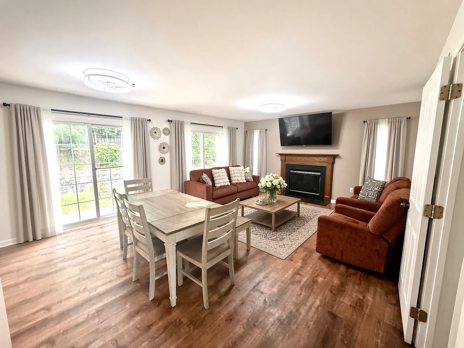 4 bed, 2.5 bath, 1756 sqft, $3,200 — Photo 3