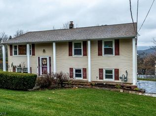 8 Farview Dr, Hackettstown, NJ 07840