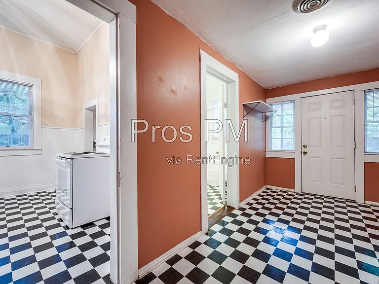 912 N Elm St — Photo 7
