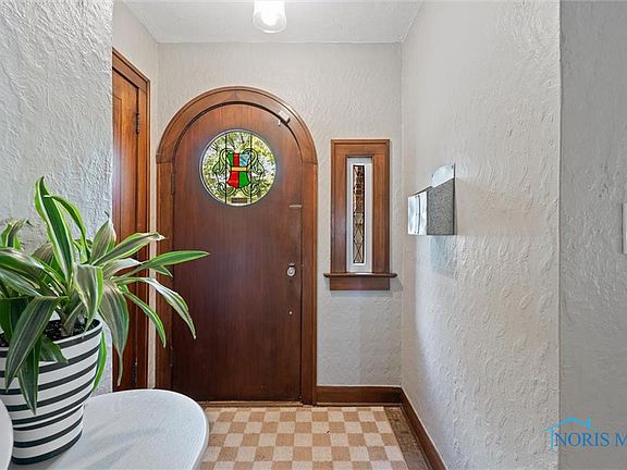 5th image of 2364 Densmore Dr