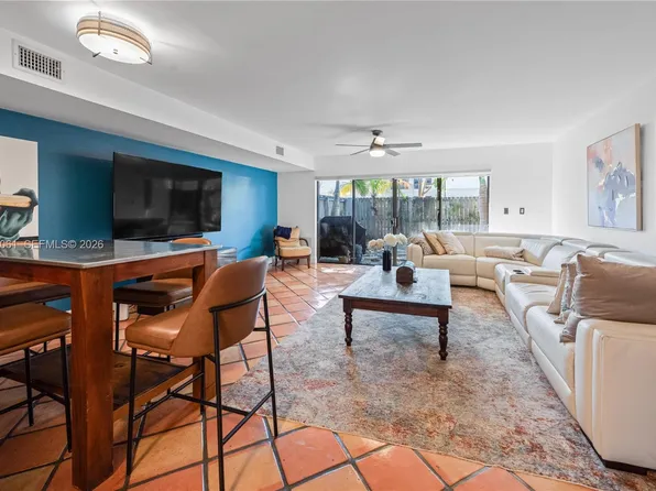 7890 SW 86th St APT 10, Miami, FL 33143