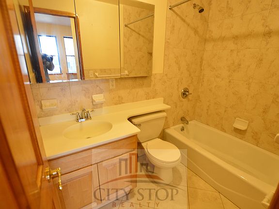 5th image of 101 W 77th St APT 3F