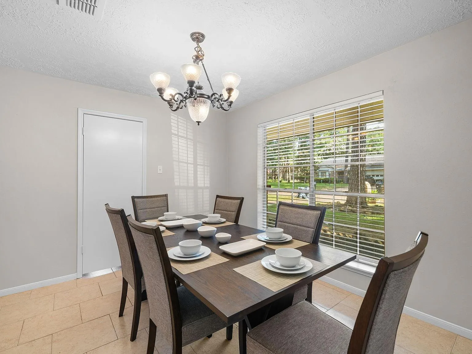 3 bed, 2.0 bath, 1801 sqft, $1,850 — Photo 2