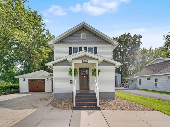 309 6th St SE, Independence, IA 50644
