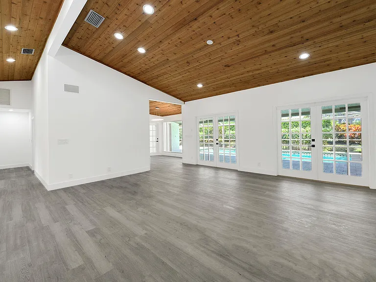 3185 Saint James Dr — Photo 8