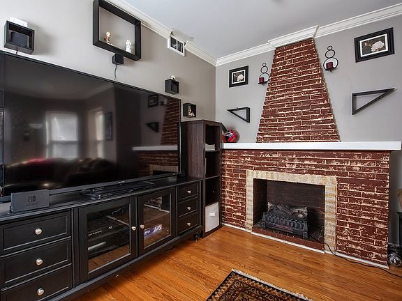 3rd image of 6215 N Oakley Ave APT 1