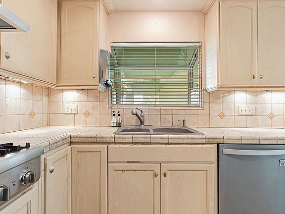 5th image of 375 N Martha Ave