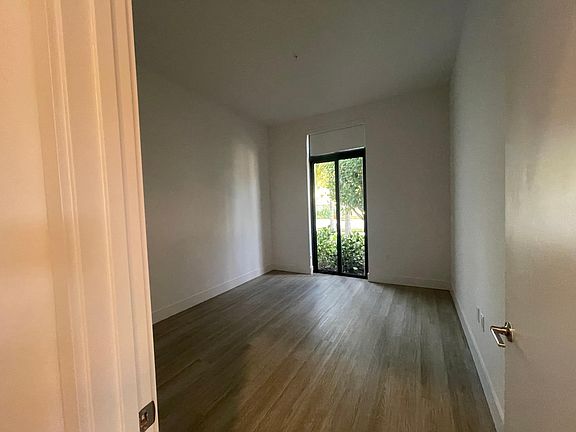 4th image of 13885 Biscayne Blvd #115