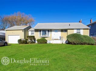 218 W Granada Ave, Lindenhurst, NY 11757