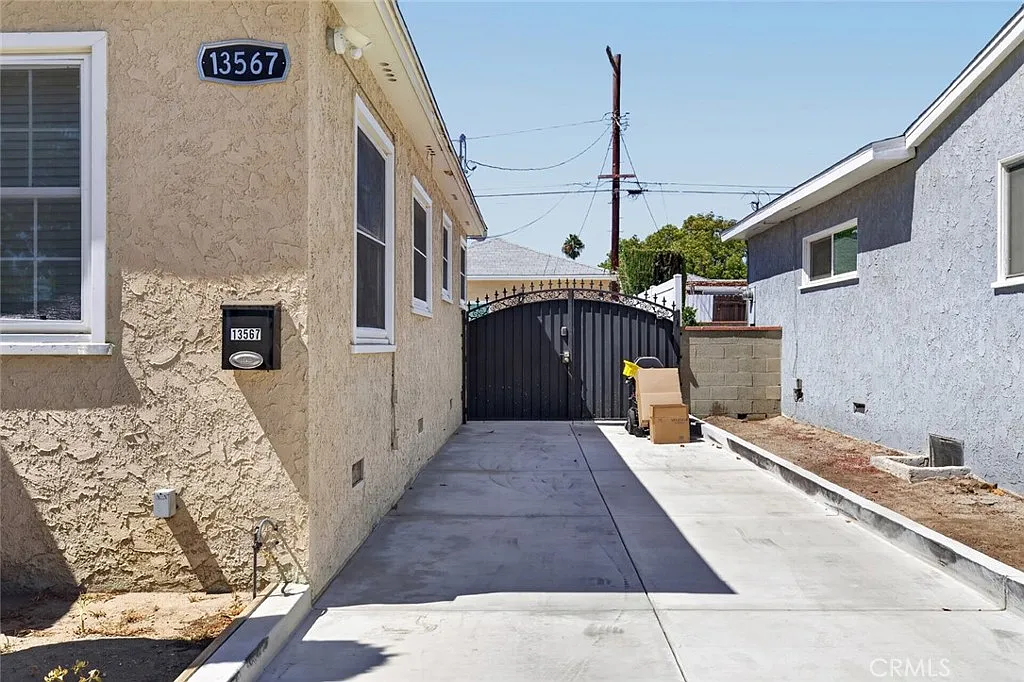 Studio, 323 sqft, $1,800 — Photo 2