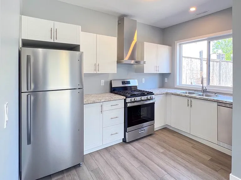 95 Leaside Dr — Photo 5