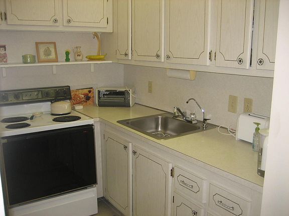 5th image of 123 Newport Ct #I