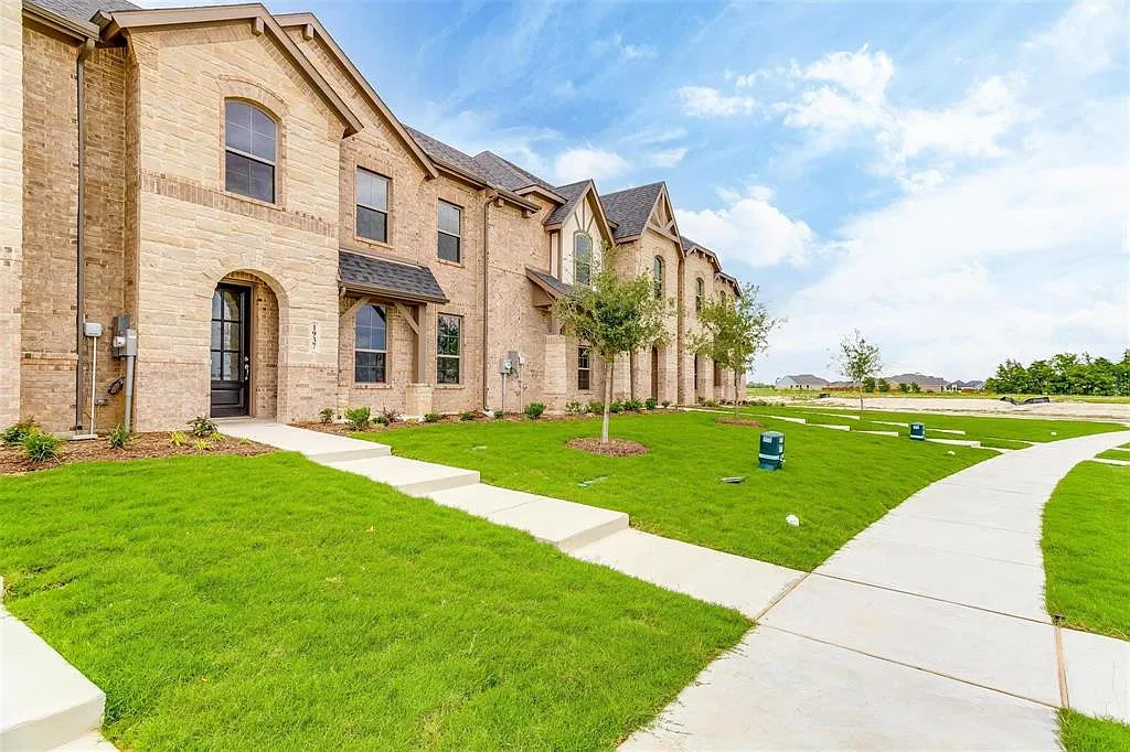 3 bed, 2.5 bath, 1667 sqft, $2,700 — Photo 2