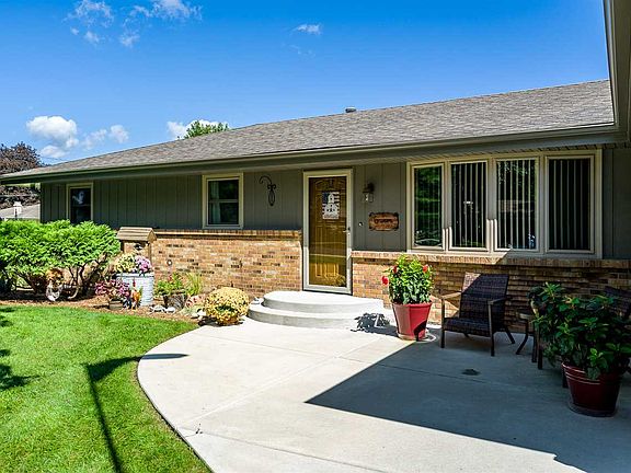 3rd image of 884 Windfield Ln