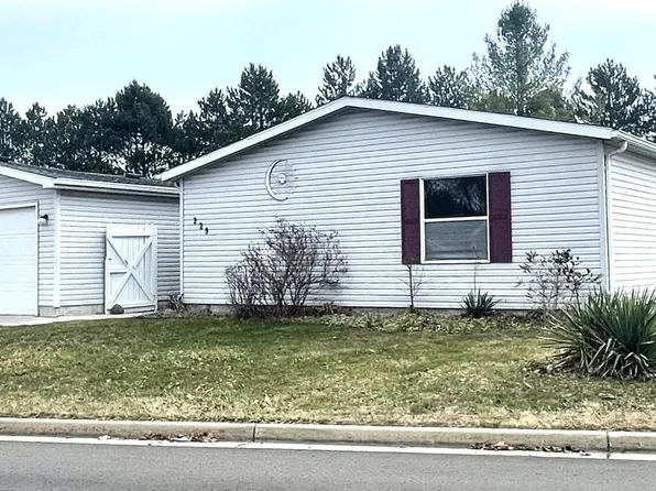 229 Cadgewith Blvd E, Lansing, MI 48906