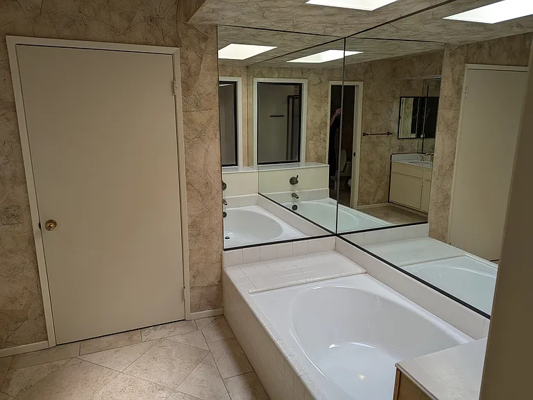 Primary Bedroom en suite bathroom