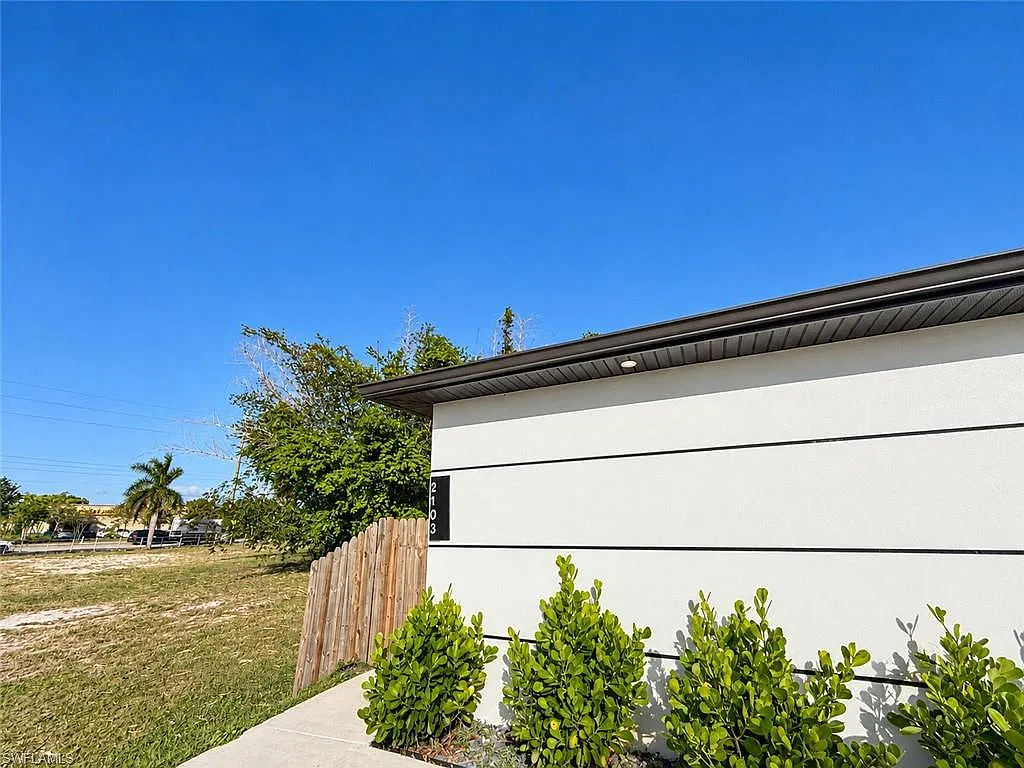 3 bed, 2.0 bath, 1097 sqft, $1,900 — Photo 1